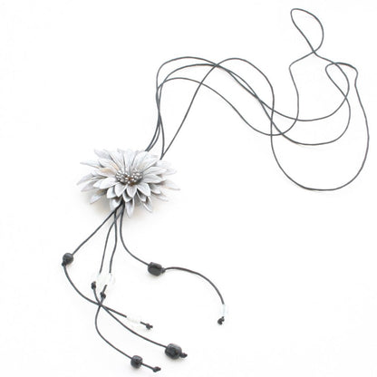 Collier fleur en cuir