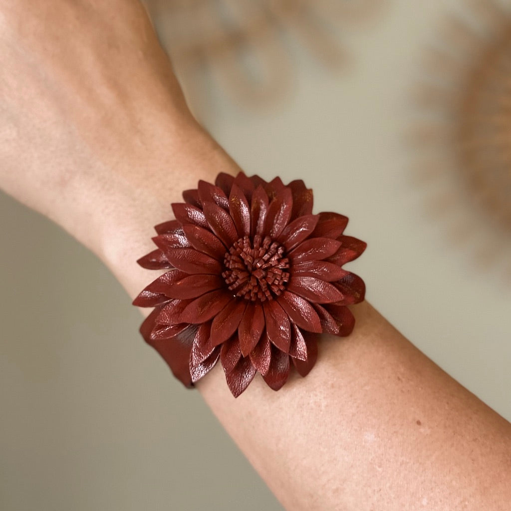Manchette fleur en cuir