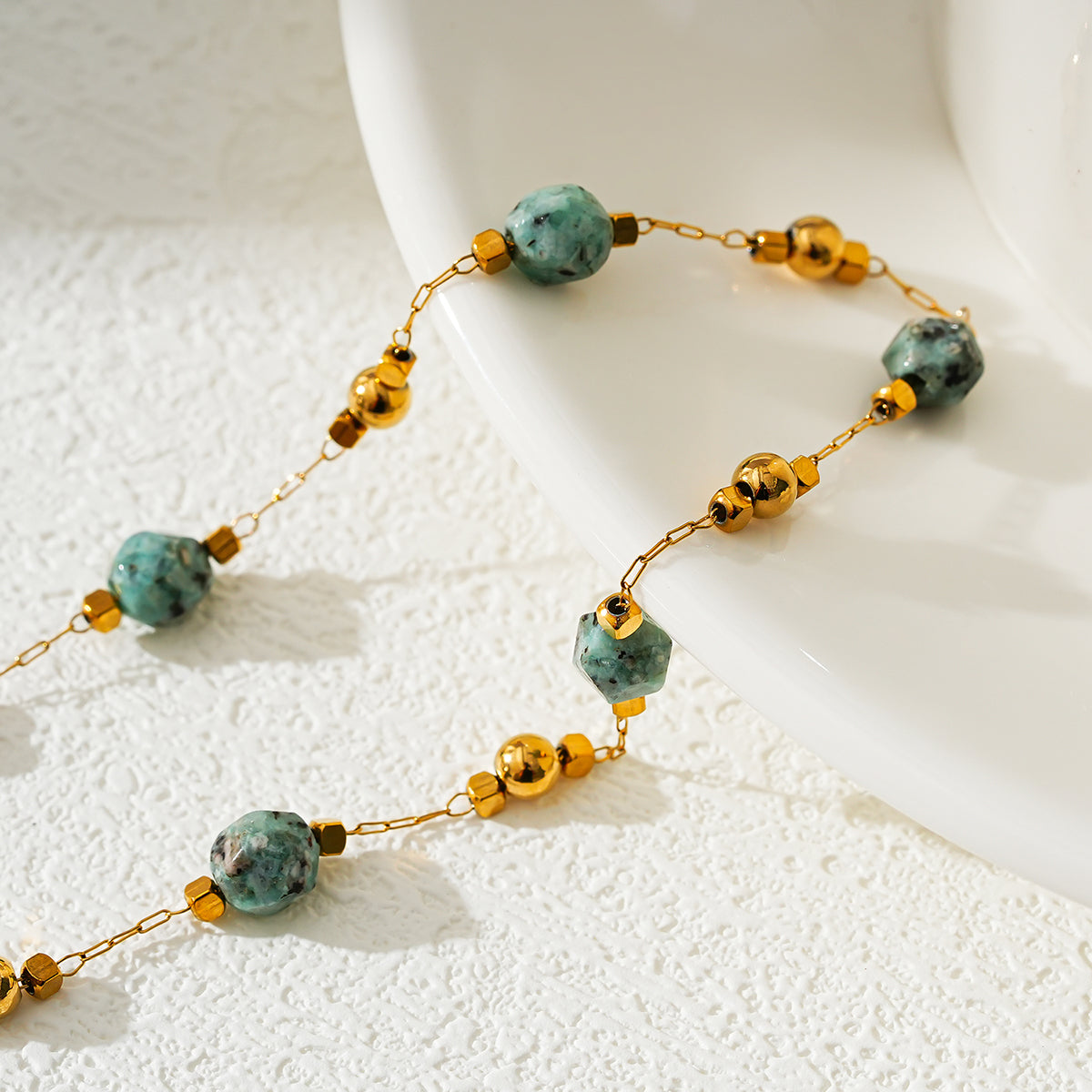 GIROC : Cheville de pied maillon-chaîne, perles dorées et pierres naturelles de turquoise africaine