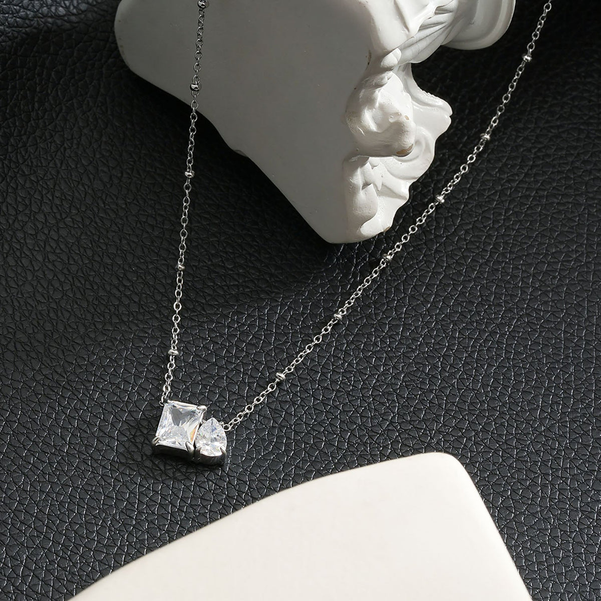 MAFFINA Argent (Or blanc) : Collier délicat en chaîne perlée avec pendentif duo oxyde de zirconium