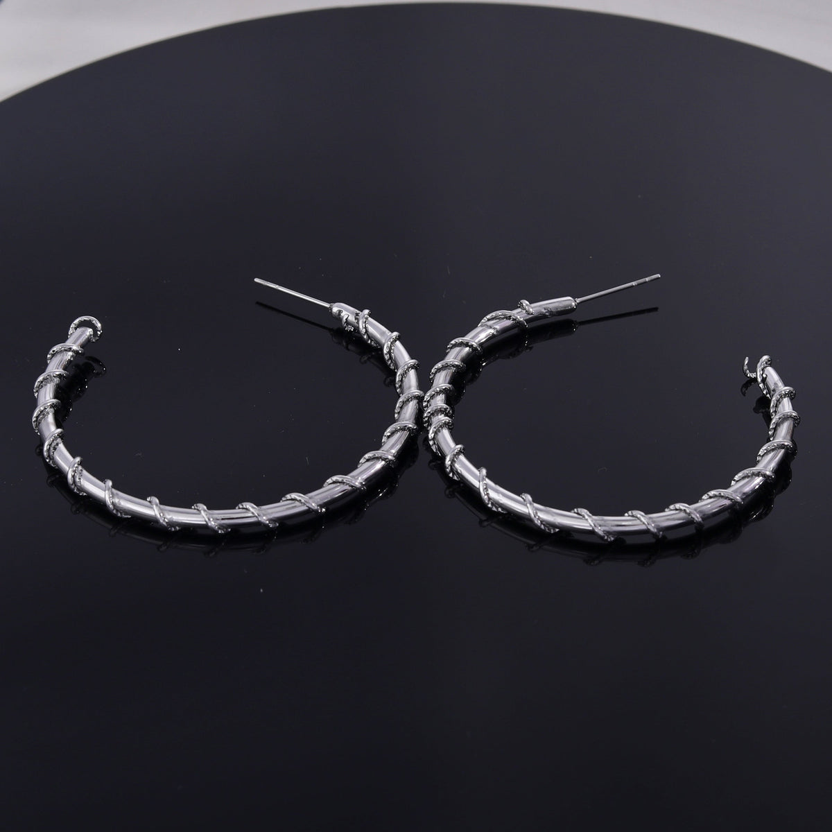 ELNA Silver Hoop Earrings with a Decorative Twist