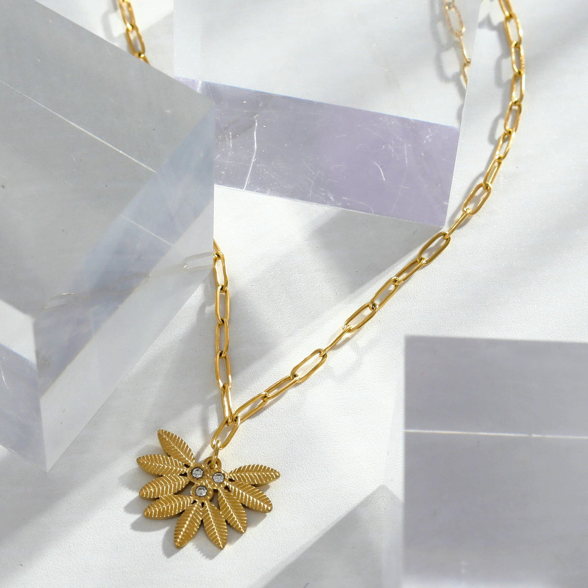 Chaîne trombone ENOLA Mini avec feuilles et pendentif zircon en or