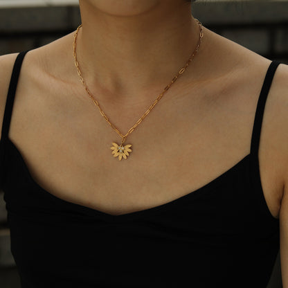 Chaîne trombone ENOLA Mini avec feuilles et pendentif zircon en or