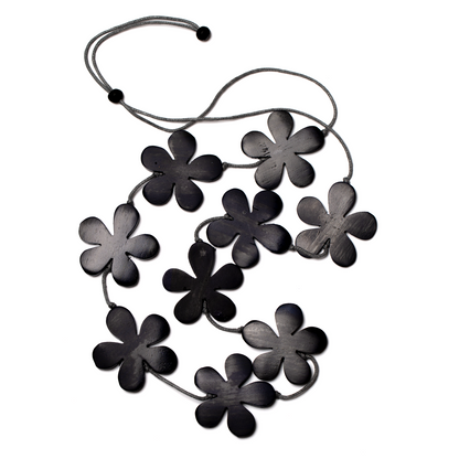 Collier de fleurs en bois