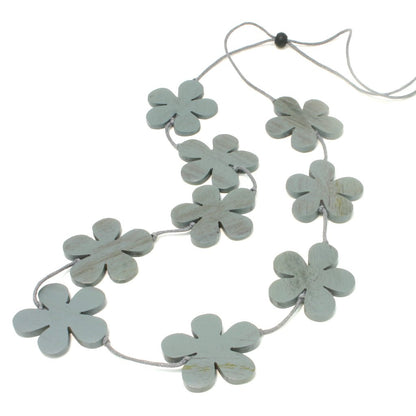 Collier de fleurs en bois