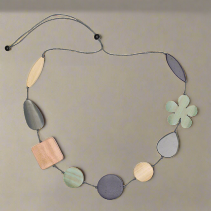Collier formes variées et fleur en bois teinté