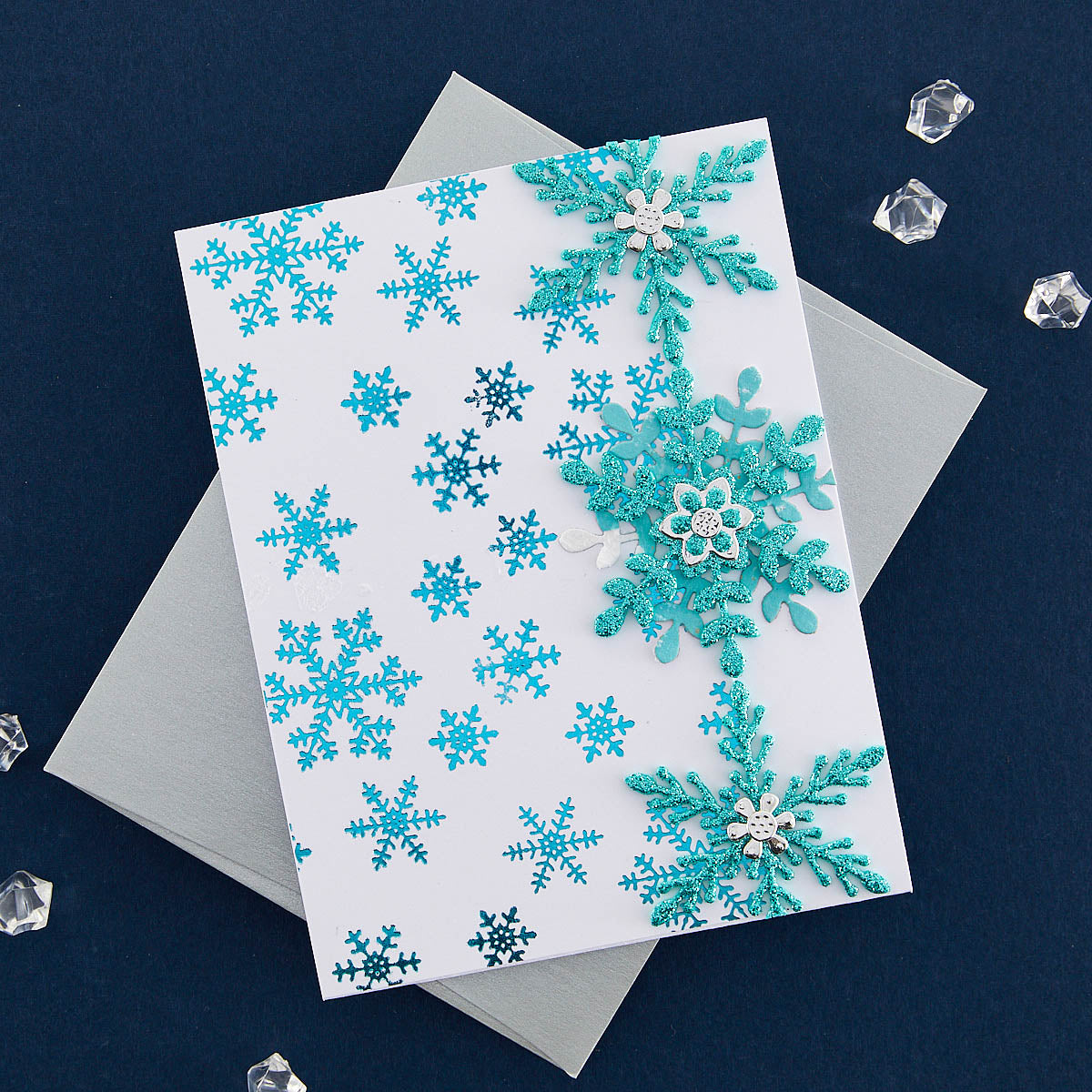 Matrice de coupe et plaque à chaud Glimmering Snowflakes de la collection Bibi's Snowflakes de Bibi Cameron
