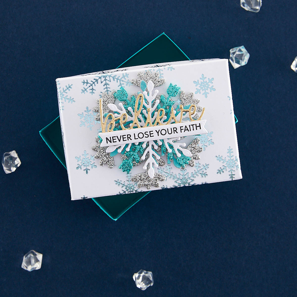 Matrice de coupe et plaque à chaud Glimmering Snowflakes de la collection Bibi's Snowflakes de Bibi Cameron