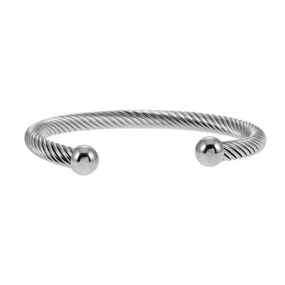 GOCHAR : Élégance contemporaine - Bracelet en or blanc (ton argenté) avec lignes de surface et accents de perles.