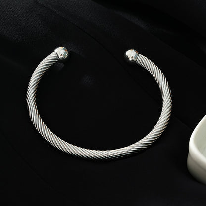 GOCHAR : Élégance contemporaine - Bracelet en or blanc (ton argenté) avec lignes de surface et accents de perles.