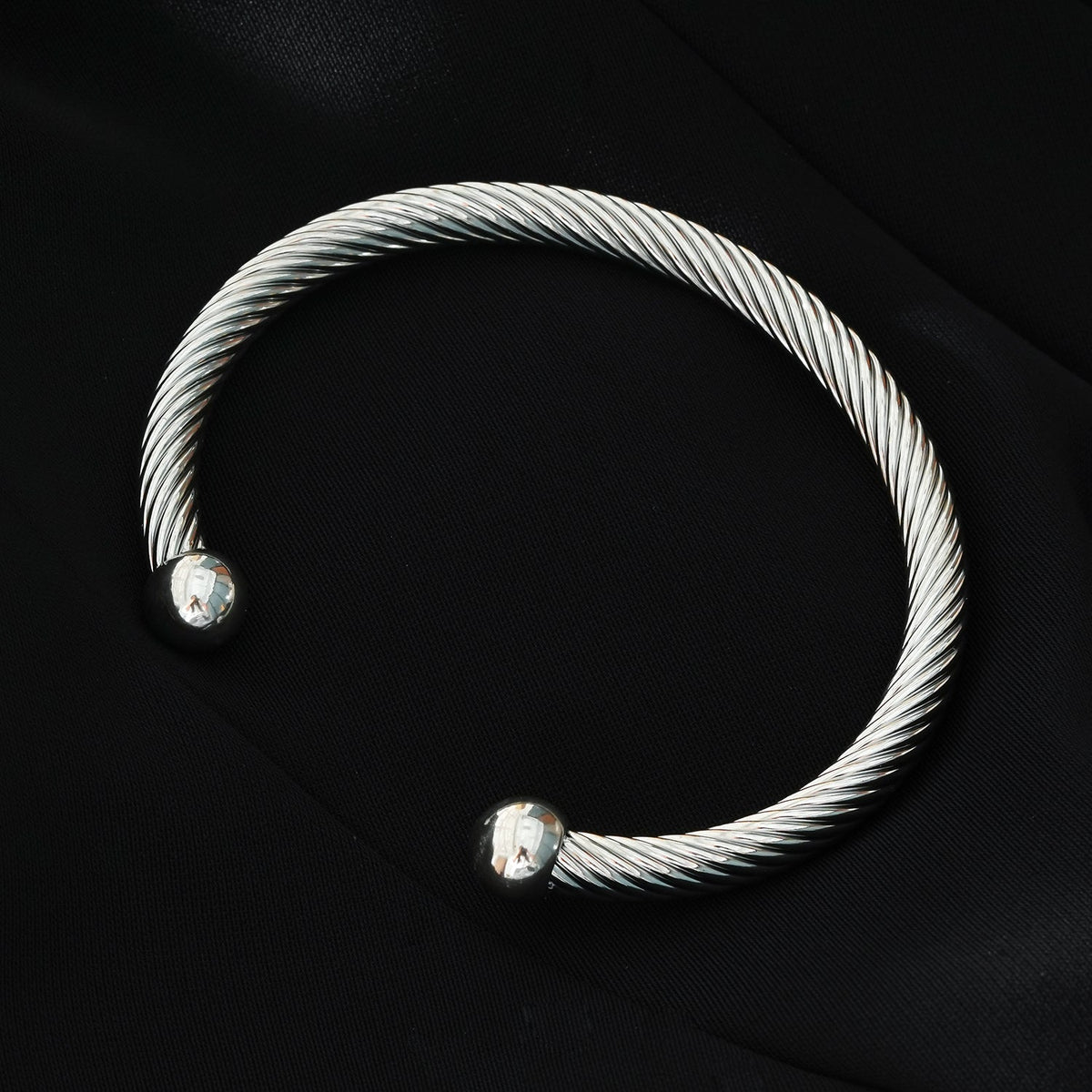 GOCHAR : Élégance contemporaine - Bracelet en or blanc (ton argenté) avec lignes de surface et accents de perles.