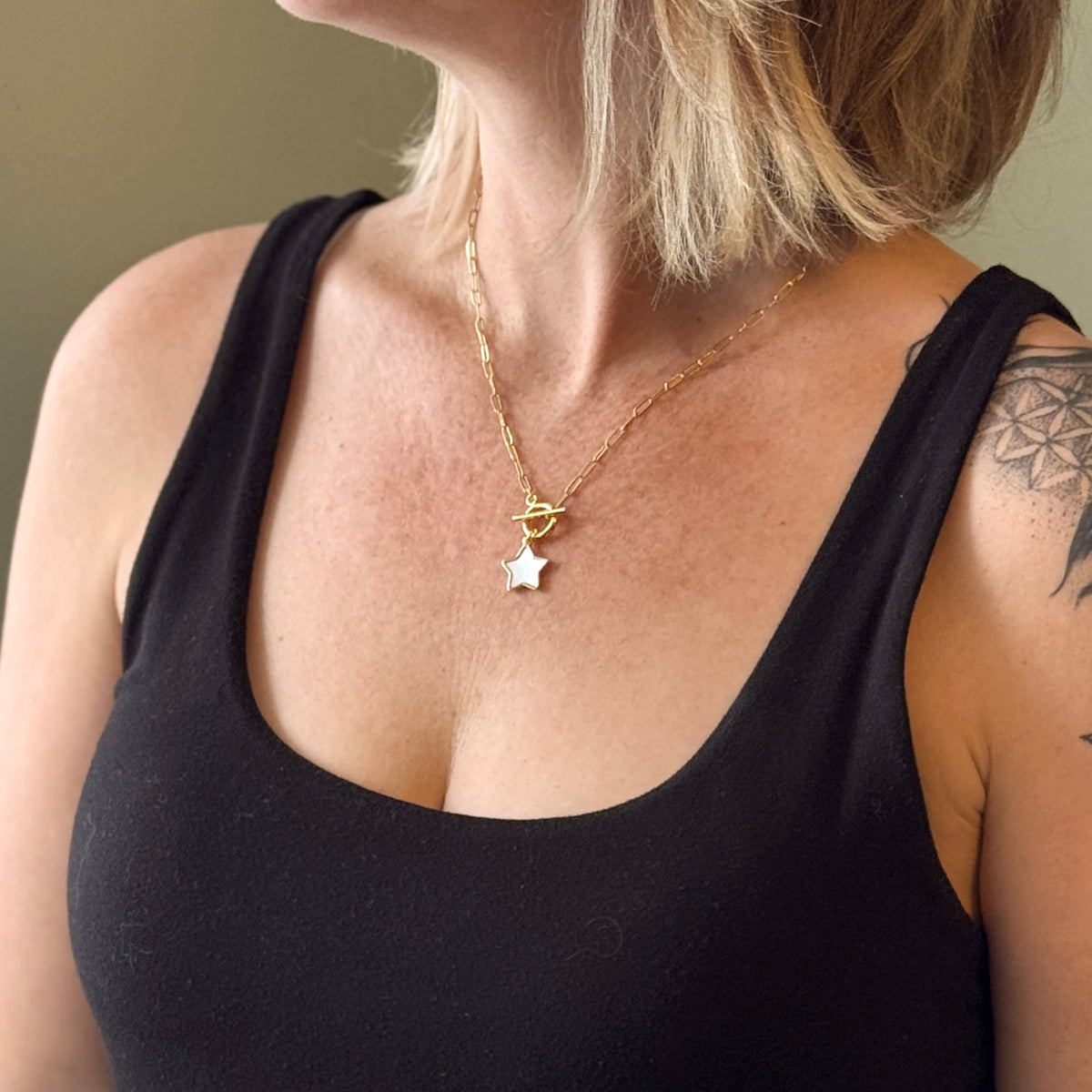 Chainlink Necklace With Mother Of Pearl Charm