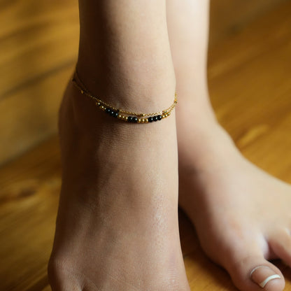 HILDA LG : Bracelet de cheville perles carrées et perles rondes deux-en-un noir et or.