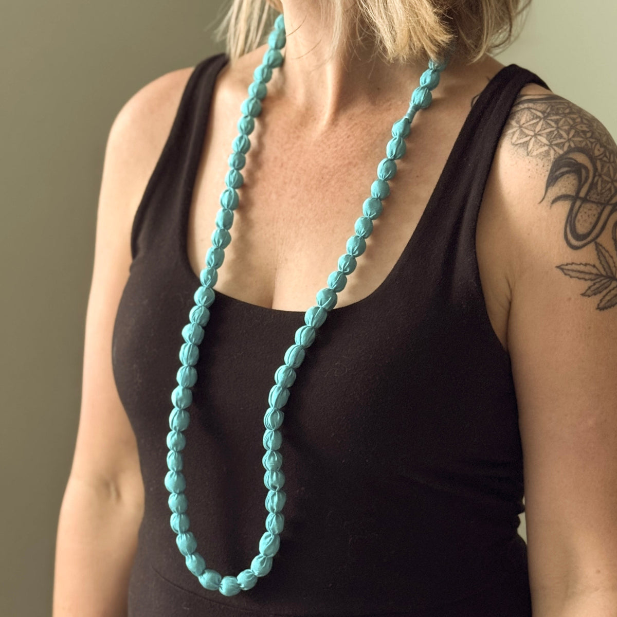 Collier simple en tissu avec perle
