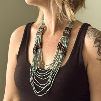 Collier de perles avec détails en bois