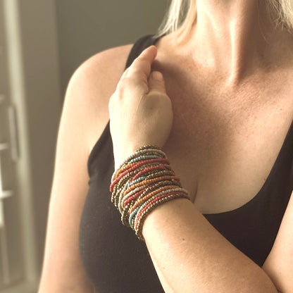 Bracelet perles mélangées avec fermoir en bois