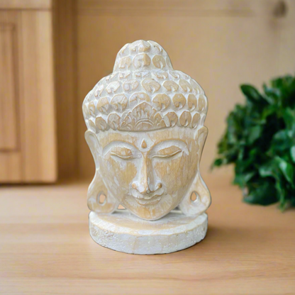 Tête de Bouddha sculptée à la main