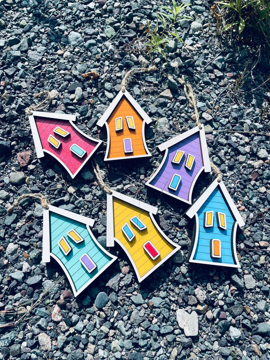 Ornement maison colorée de Jellybean Row (Terre-Neuve) – Décoration de Noël en bois
