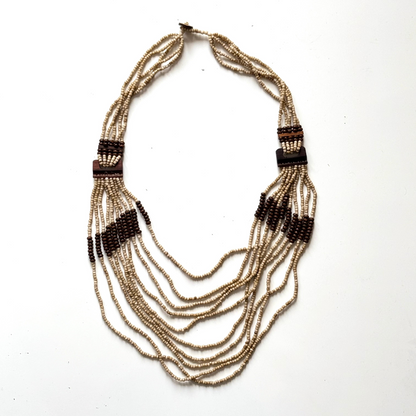Collier de perles avec détails en bois