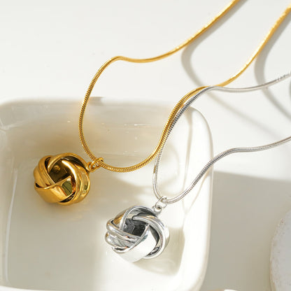 Style JASPUR : Collier chaîne serpent avec pendentif nœud d'amour en or blanc (ton argent)