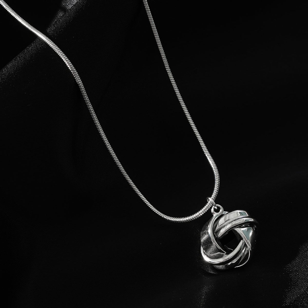 Style JASPUR : Collier chaîne serpent avec pendentif nœud d'amour en or blanc (ton argent)