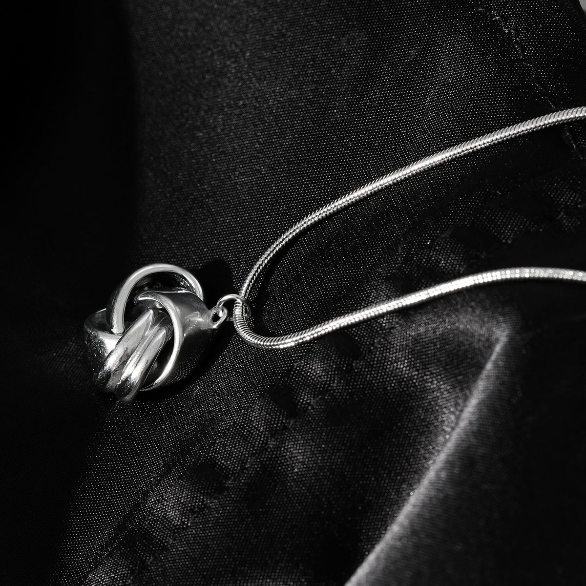 Style JASPUR : Collier chaîne serpent avec pendentif nœud d'amour en or blanc (ton argent)