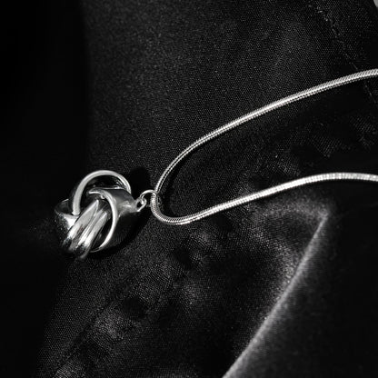 Style JASPUR : Collier chaîne serpent avec pendentif nœud d'amour en or blanc (ton argent)