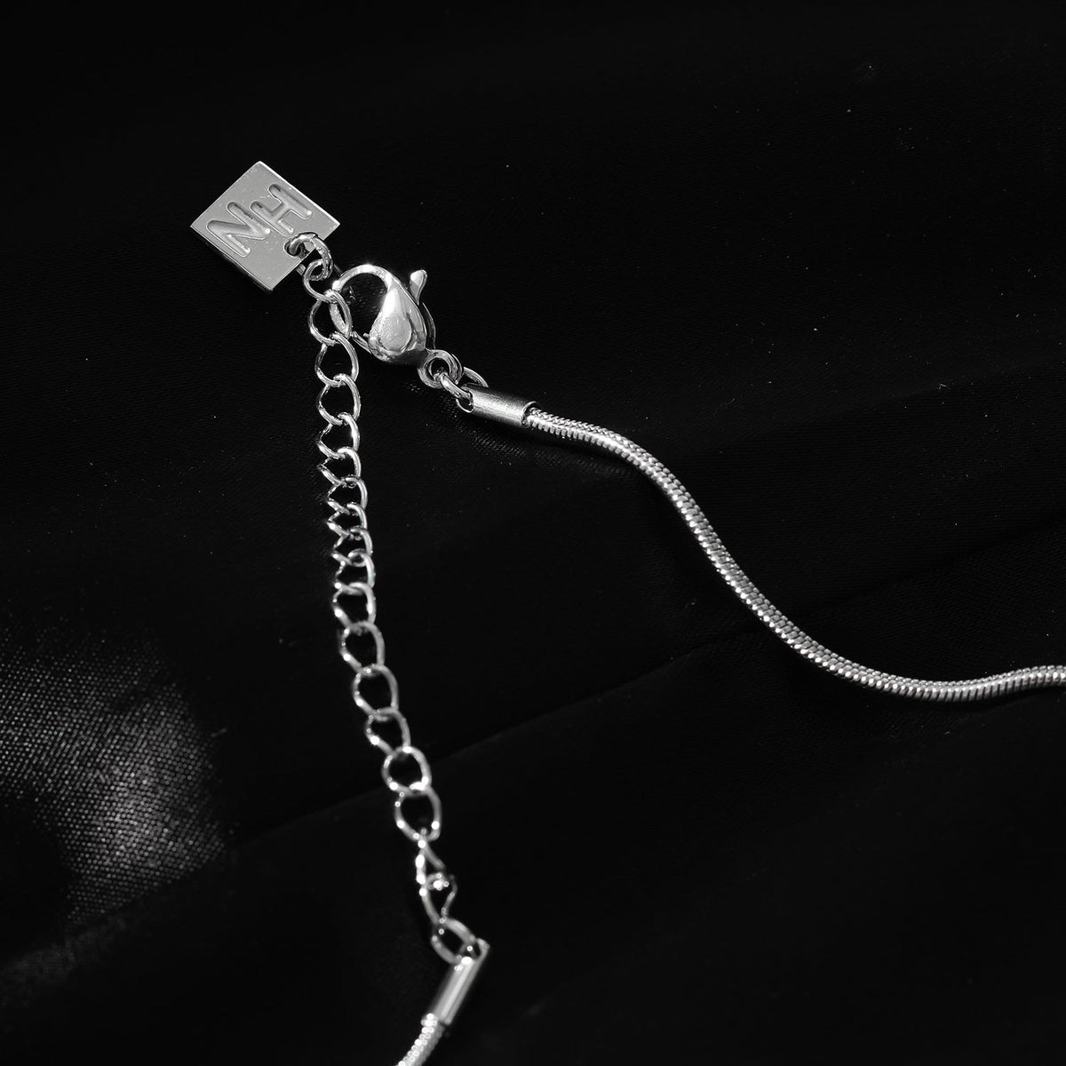 Style JASPUR : Collier chaîne serpent avec pendentif nœud d'amour en or blanc (ton argent)