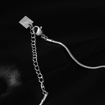 Style JASPUR : Collier chaîne serpent avec pendentif nœud d'amour en or blanc (ton argent)