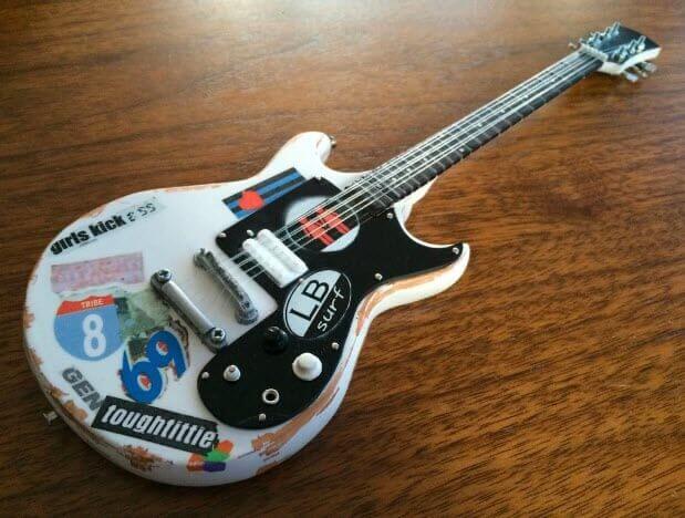 Guitare miniature de Joan Jett & The Blackhearts, modèle hommage « Girls Kick Ass »