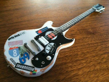 Guitare miniature de Joan Jett & The Blackhearts, modèle hommage « Girls Kick Ass »
