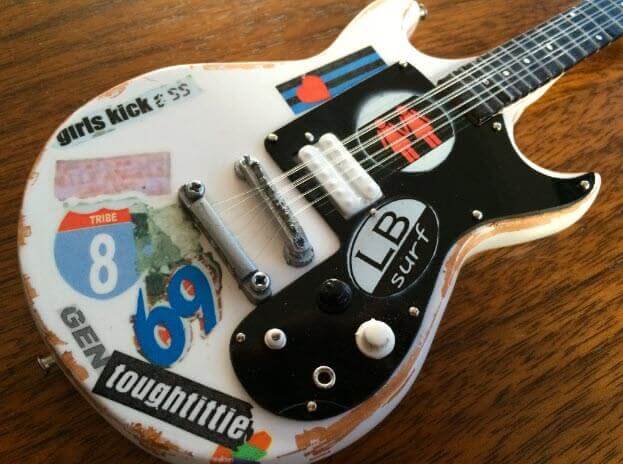 Guitare miniature de Joan Jett & The Blackhearts, modèle hommage « Girls Kick Ass »