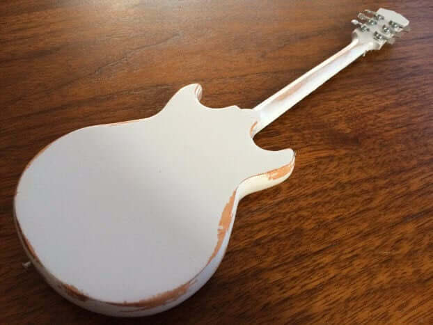 Guitare miniature de Joan Jett & The Blackhearts, modèle hommage « Girls Kick Ass »