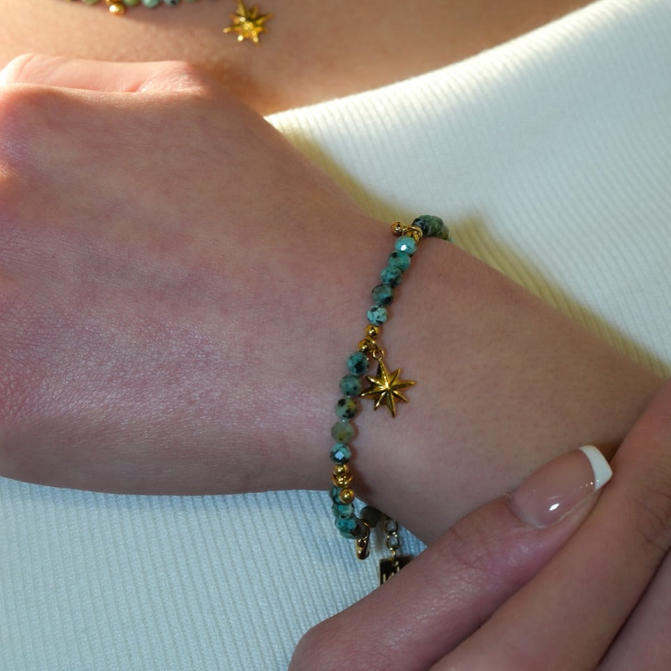 Style KAVYA : Bracelet chaîne en pierres turquoise bleues avec perles et breloques dorées