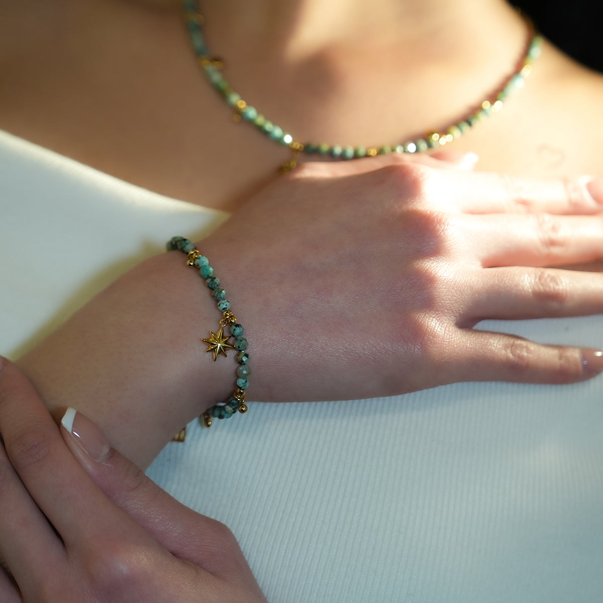 Style KAVYA : Bracelet chaîne en pierres turquoise bleues avec perles et breloques dorées