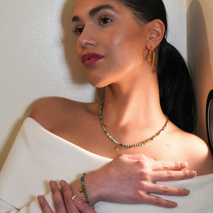 Style KAVYA : Bracelet chaîne en pierres turquoise bleues avec perles et breloques dorées