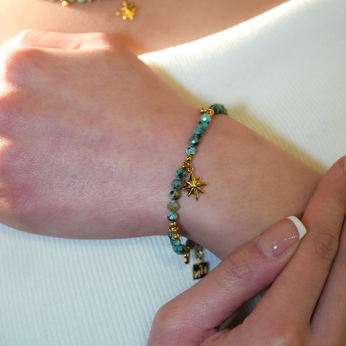 Style KAVYA : Bracelet chaîne en pierres turquoise bleues avec perles et breloques dorées