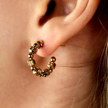Boucles d'oreilles créoles LUANDA contrastées dorées et perlées