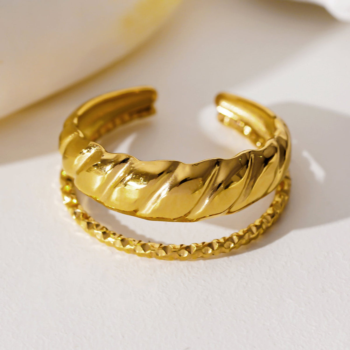 LYAM : Bague texturée double épaisseur contrastée