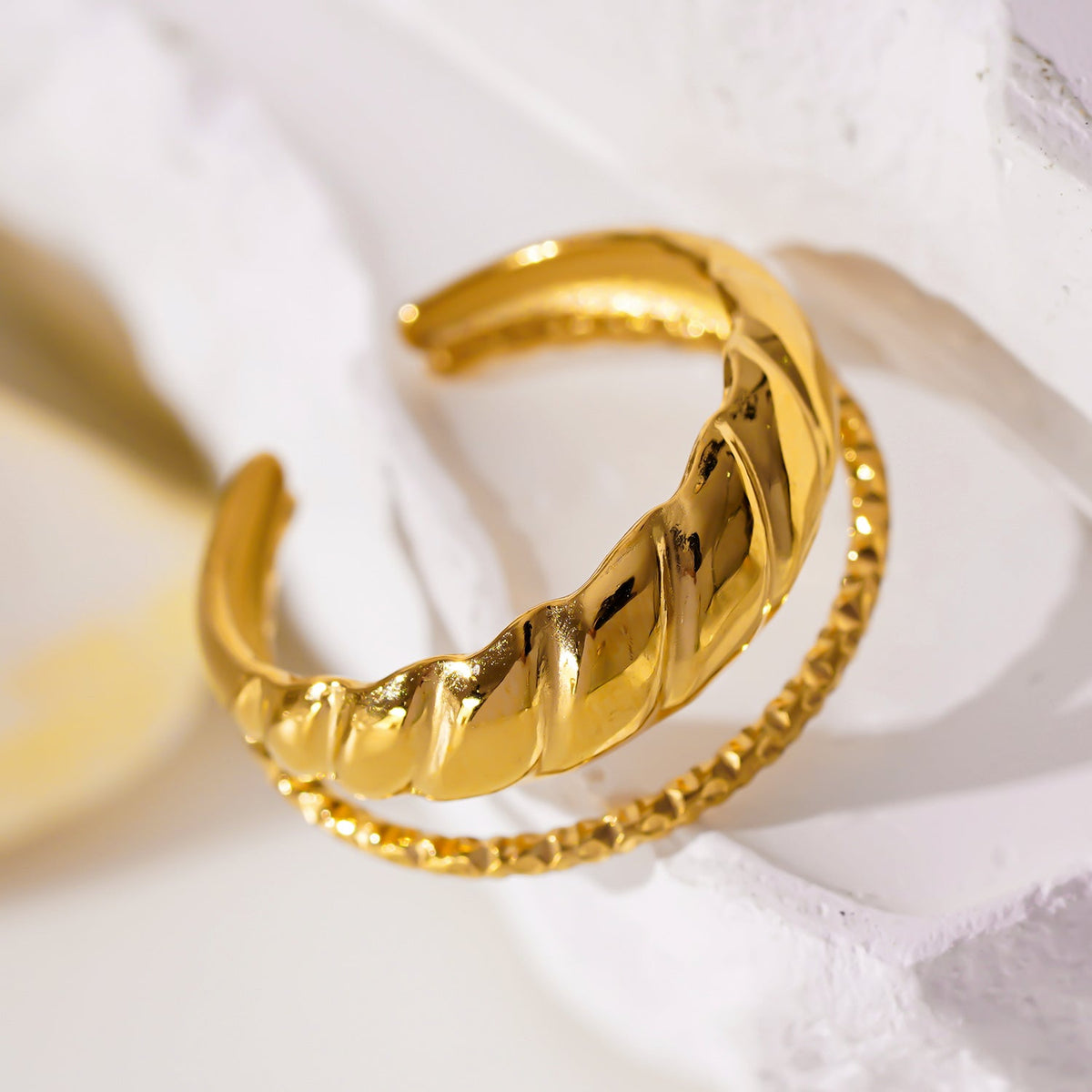 LYAM : Bague texturée double épaisseur contrastée