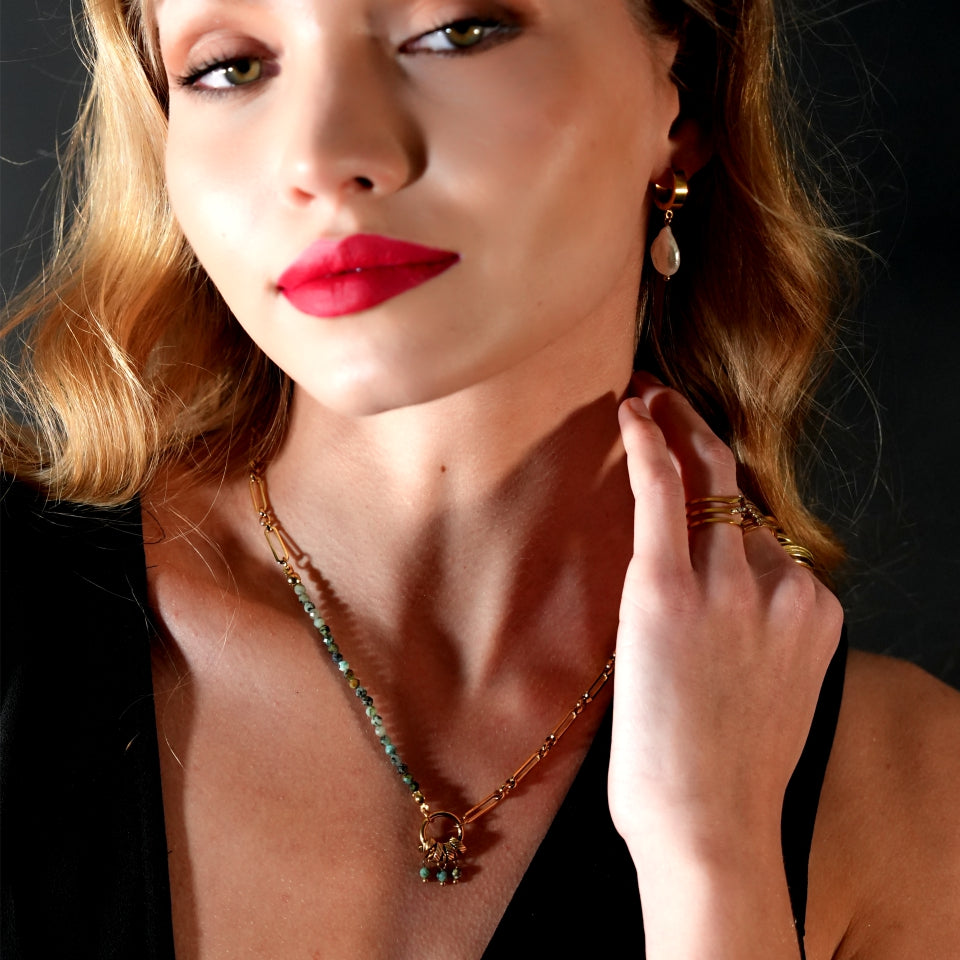 LYON : Collier en or avec pendentif charme en pierre naturelle turquoise africaine style bohème-chic