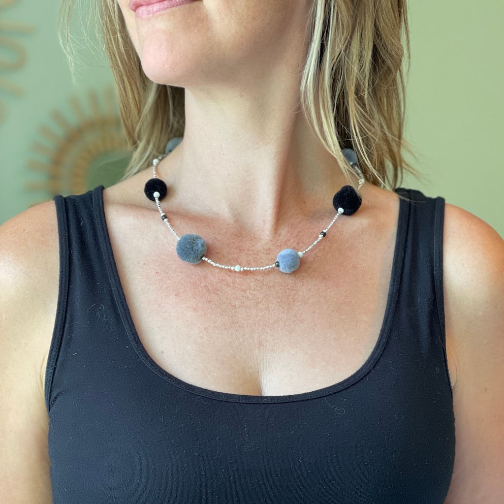 Collier multi-pompons