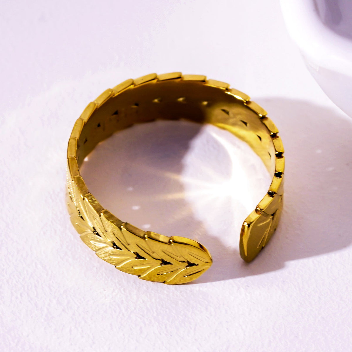 MAEL : Bague texturée à motif chevrons.