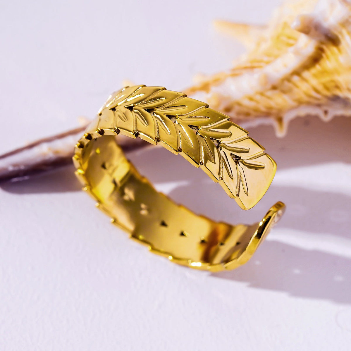 MAEL : Bague texturée à motif chevrons.