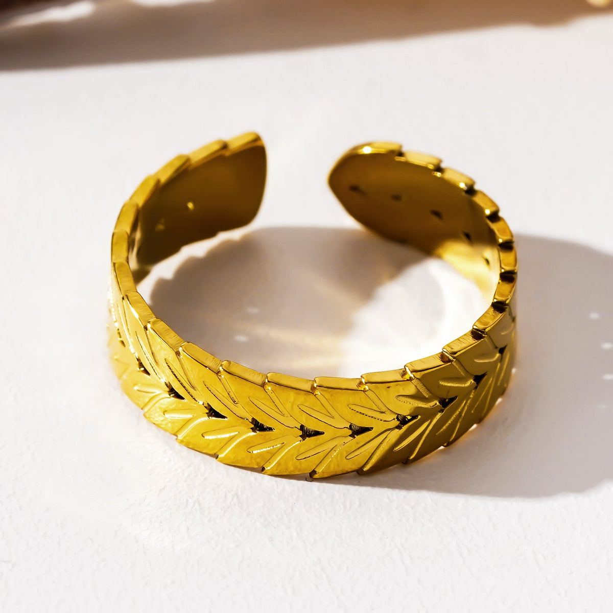 MAEL : Bague texturée à motif chevrons.