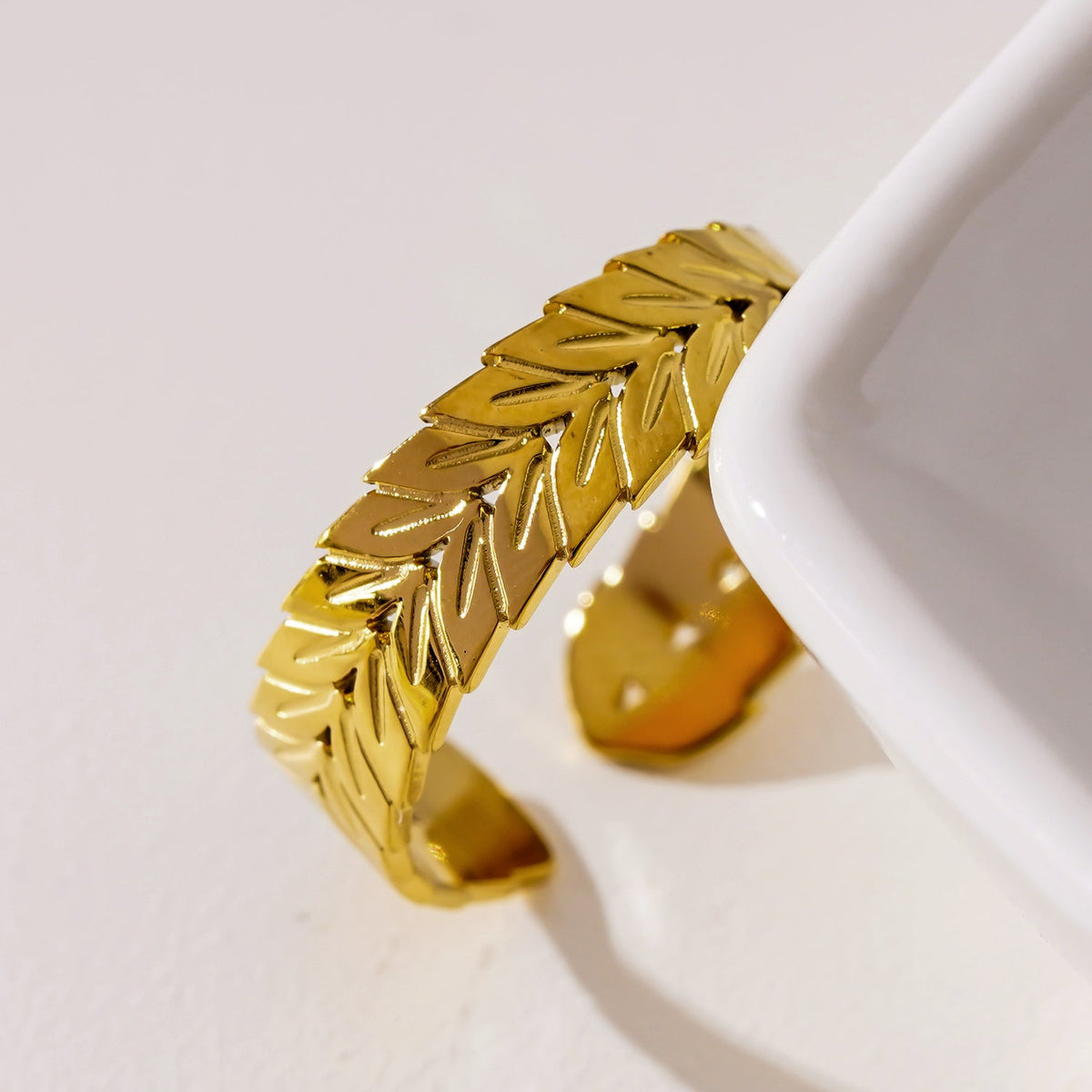 MAEL : Bague texturée à motif chevrons.