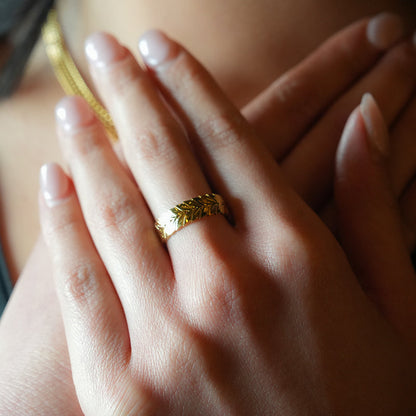 MAEL : Bague texturée à motif chevrons.