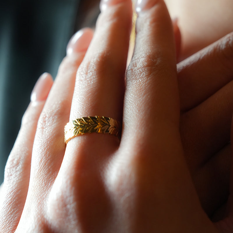 MAEL : Bague texturée à motif chevrons.