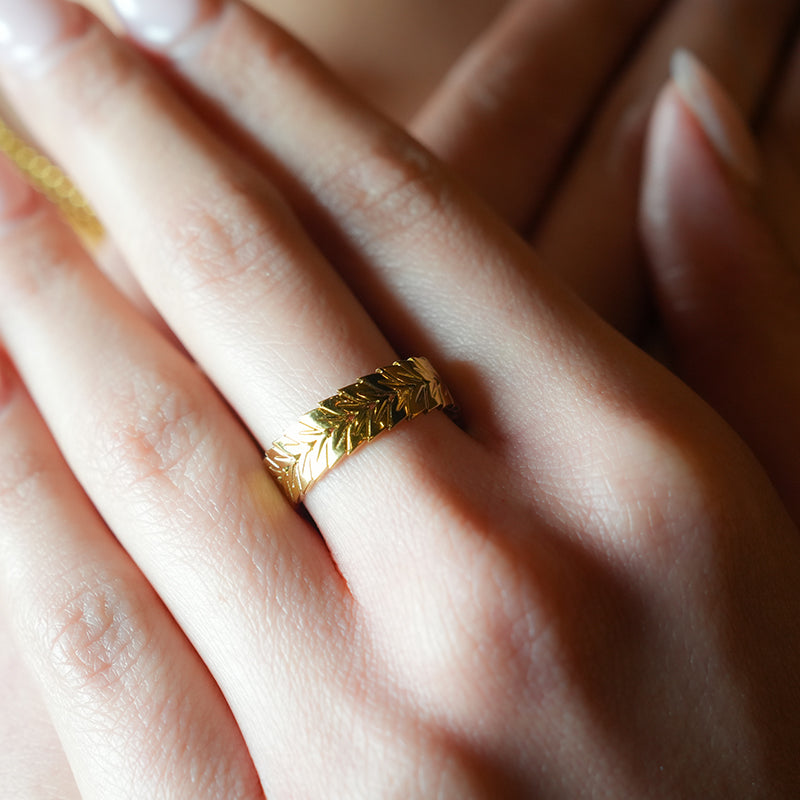 MAEL : Bague texturée à motif chevrons.