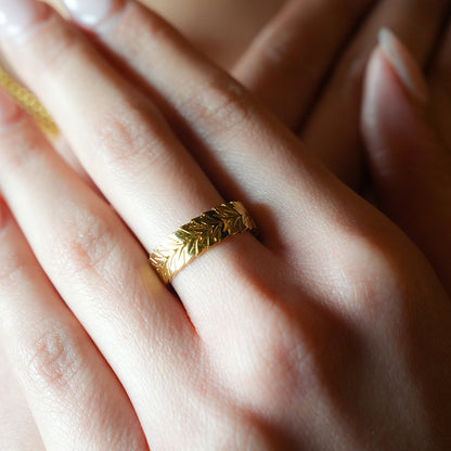 MAEL : Bague texturée à motif chevrons.